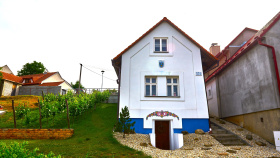 Lidovou stavbou Zlínského kraje je venkovský domek v Tupesích