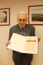 Vedení Krajské zdravotní ocenilo celoživotní práci doktora Milana Zbořila