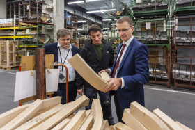Zástupci kraje si vyzkoušeli výrobu židlí v TONu
