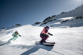 Na rakouském ledovci Mӧlltal se lyžuje od této neděle