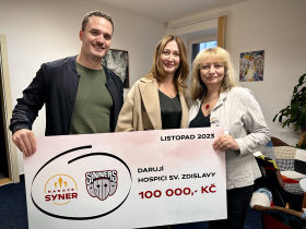 Finanční dar pro hospic od nadace a esportovců