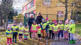 Předškoláci dostali nové vesty na procházky Předškoláci dostali nové vesty na procházky