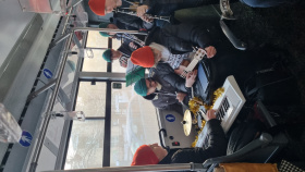 V MHD se rozezní živá vánoční hudba