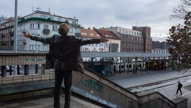 Syrově poetický ponor do devadesátek