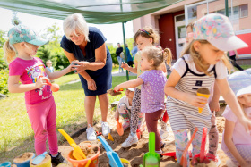 Dobrovolníci obohacují dětem dny v pardubických mateřských školách