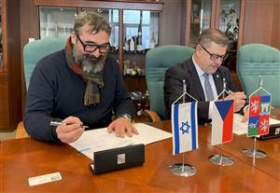 Hejtman podepsal darovací smlouvu na pět milionů pro Stát Izrael