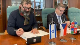 Hejtman podepsal darovací smlouvu na pět milionů pro Stát Izrael