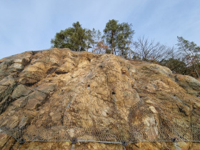 Chráněné skalní stěny budou do dvou let zbaveny náletové vegetace