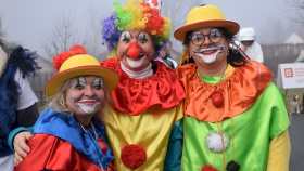 Z tradiční mlhy na blatech se vynořil netradiční masopust