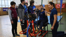 Děti si s paralympioniky a vyzkoušely  jejich sporty