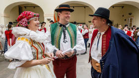 Moravské kroje zdobí poslaneckou sněmovnu