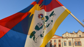 Také v Pardubicích v neděli zavlaje tibetská vlajka Také v Pardubicích v neděli zavlaje tibetská vlajka