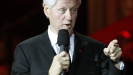 Bill Clinton přiletěl do Prahy