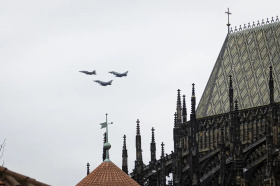 Armádní stíhačky nad Prahou Kliknutím zvětšíte obrázek