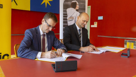 Hejtman a rektor podepsali dohodu o spolupráci mezi krajem a zlínskou univerzitou Hejtman a rektor podepsali dohodu o spolupráci mezi krajem a zlínskou univerzitou