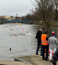 Promrzlé pyjavice pořádaly soutěž v plavání