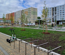 Náměstí na Vltavě zezelenalo