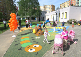 „Jako v pohádce“, pochvalují si děti nové Oranžové hřiště „Jako v pohádce“, pochvalují si děti nové Oranžové hřiště