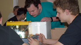 Studenti z Dukelské pozorují radioaktivní částice přímo ve škole