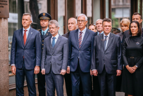 Politici před budovou Českého rozhlasu