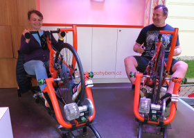 Charitativní oranžové kolo nadělovalo