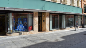 Výloze v centru města se vrátila funkcionalistická podoba