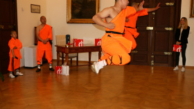 Mniši předvedli ukázku svého umění