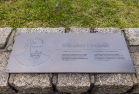 Nová pamětní deska před hlavním vchodem do Chemparku