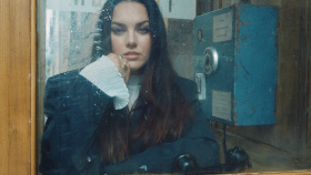 Ewa Farna nazpívala titulní píseň k filmu Vlny Ewa Farna nazpívala titulní píseň k filmu Vlny