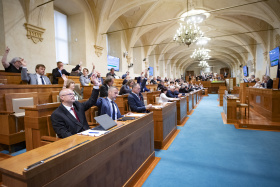 Senátoři schválili nominace na státní vyznamenání