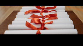 Na UJEPu běží promoce