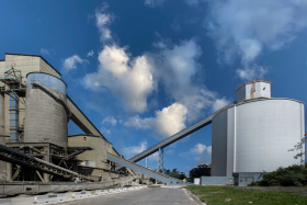 Nové slínkové silo v cementárně pomáhá snížit prašnost v okolí