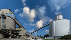 Nové slínkové silo v cementárně pomáhá snížit prašnost v okolí Nové slínkové silo v cementárně pomáhá snížit prašnost v okolí