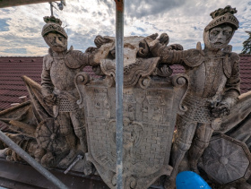 Sousoší na bývalých kasárnách prochází rekonstrukcí