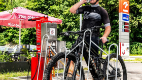 ORLEN rozšiřuje síť servisních a dobíjecích stojanů pro cyklisty