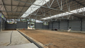 Jízdárna v Kladrubech nad Labem roste jako z vody