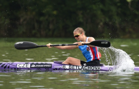 Betlachová ke stříbru ze čtyřkajaku přidala juniorský světový titul na pětistovce
