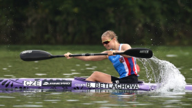 Betlachová ke stříbru ze čtyřkajaku přidala juniorský světový titul na pětistovce Betlachová ke stříbru ze čtyřkajaku přidala juniorský světový titul na pětistovce