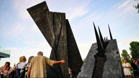 Nová socha připomíná oběti z let 1968 a 1969