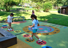 Děti zaměstnanců Thomayerovy nemocnice mají zrekonstruované hřiště