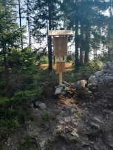 První dva brdské vrcholy zdobí nové dřevěné označníky