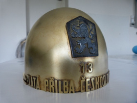 Východočeské muzeum získalo do sbírky třetí Zlatou přilbu