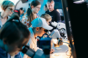 Chemické pokusy, anatomická pitva i proměna olova ve zlato