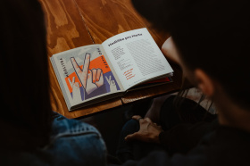 Spolek Díky, že můžem vydává naučný zpěvník