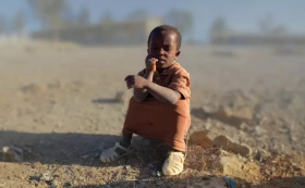 Vítězka soutěže Peče celá země Petra Burianová vařila dětem v Malawi Vítězka soutěže Peče celá země Petra Burianová vařila dětem v Malawi