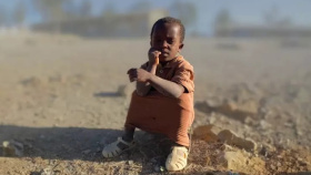 Vítězka soutěže Peče celá země Petra Burianová vařila dětem v Malawi Vítězka soutěže Peče celá země Petra Burianová vařila dětem v Malawi