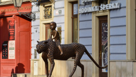 Do centra Brna přicestoval bronzový Mauglí Do centra Brna přicestoval bronzový Mauglí