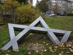 Žáci sázeli krokusy v Městských sadech Žáci sázeli krokusy v Městských sadech