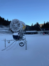 Skiareál Špindlerův Mlýn začal zasněžovat sjezdovky