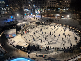 Kluziště na Moravském náměstí přivítalo první bruslaře